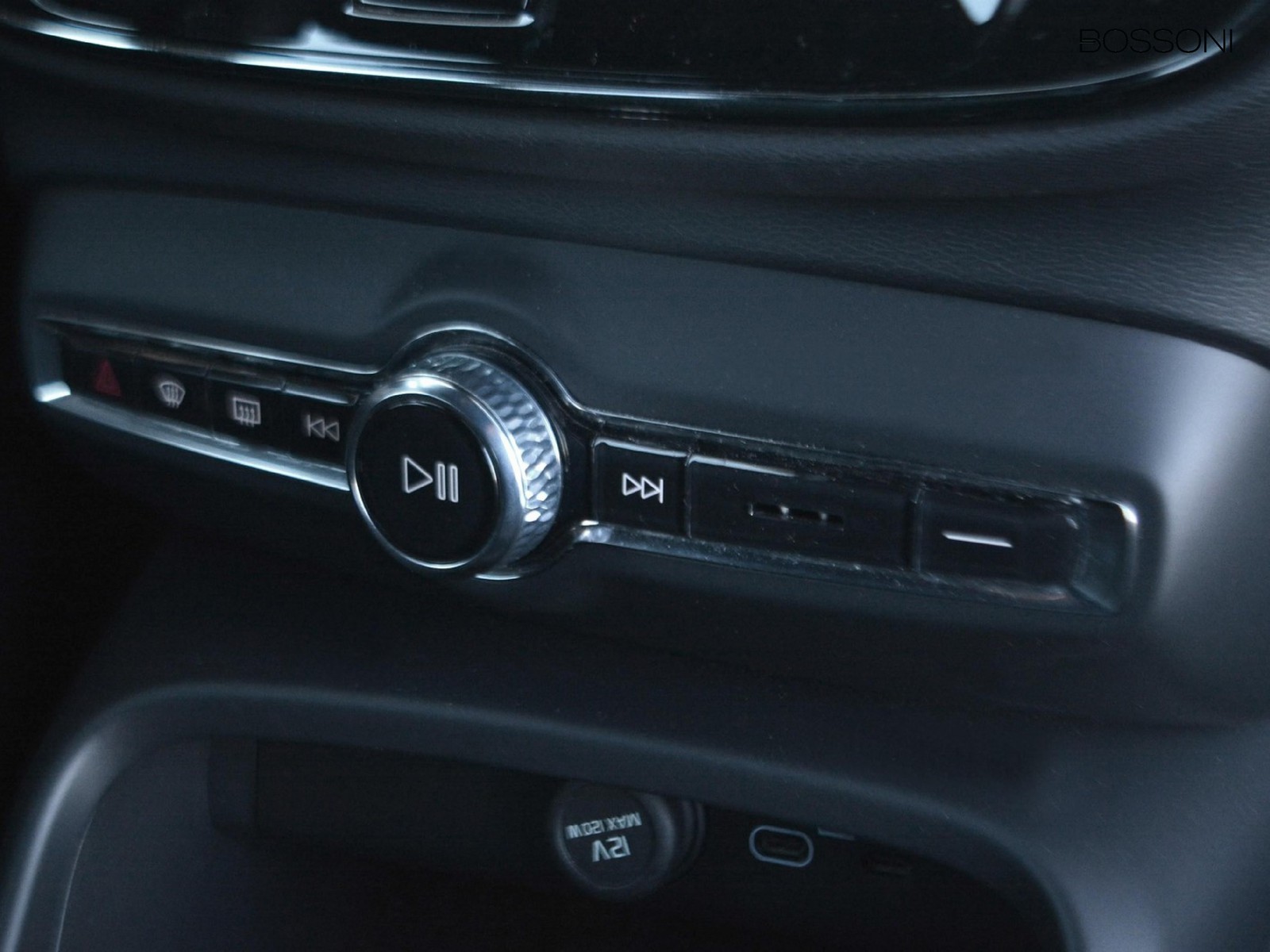 11 - Volvo XC40 2.0 b3 core automatico