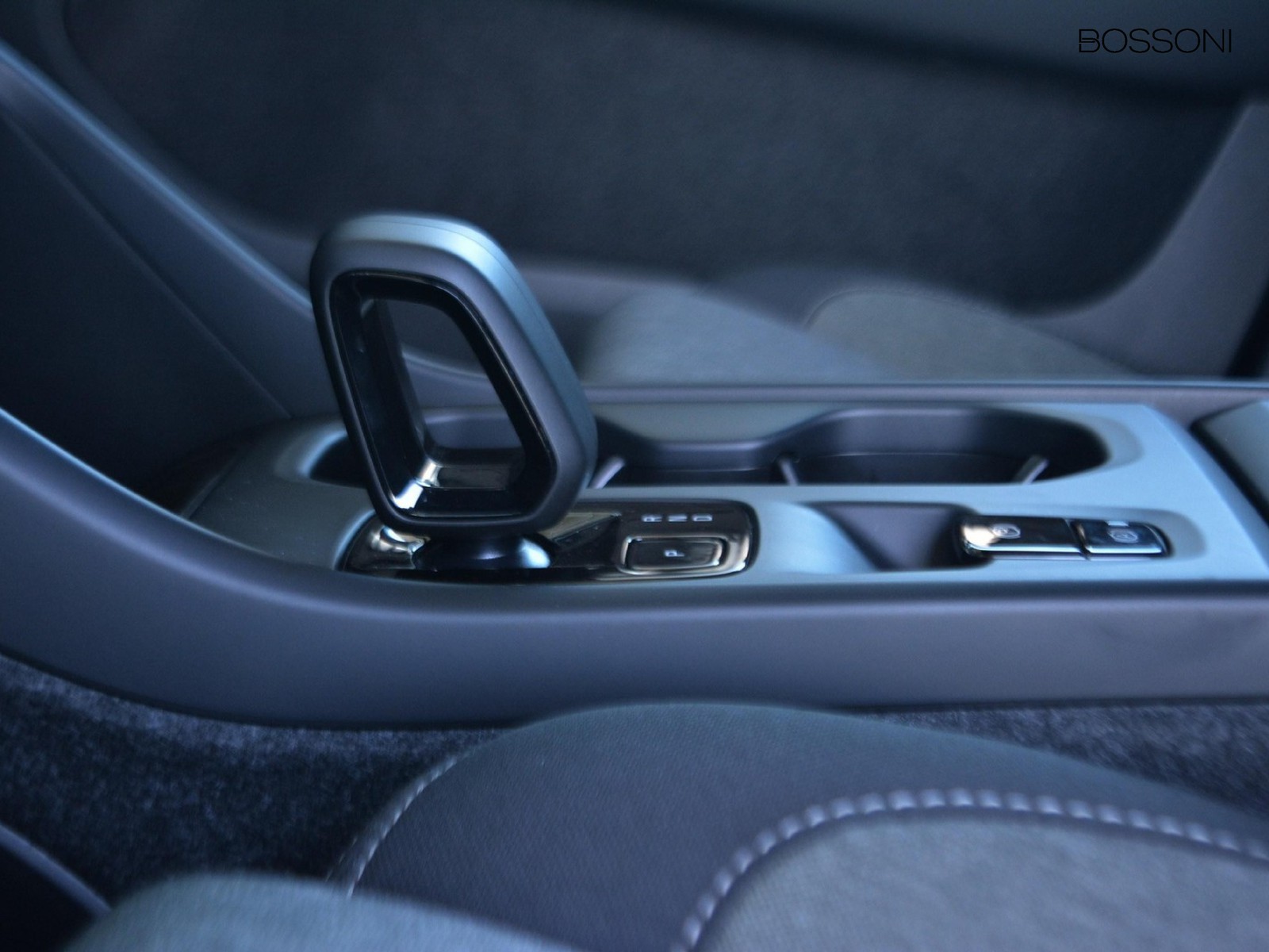 12 - Volvo XC40 2.0 b3 core automatico