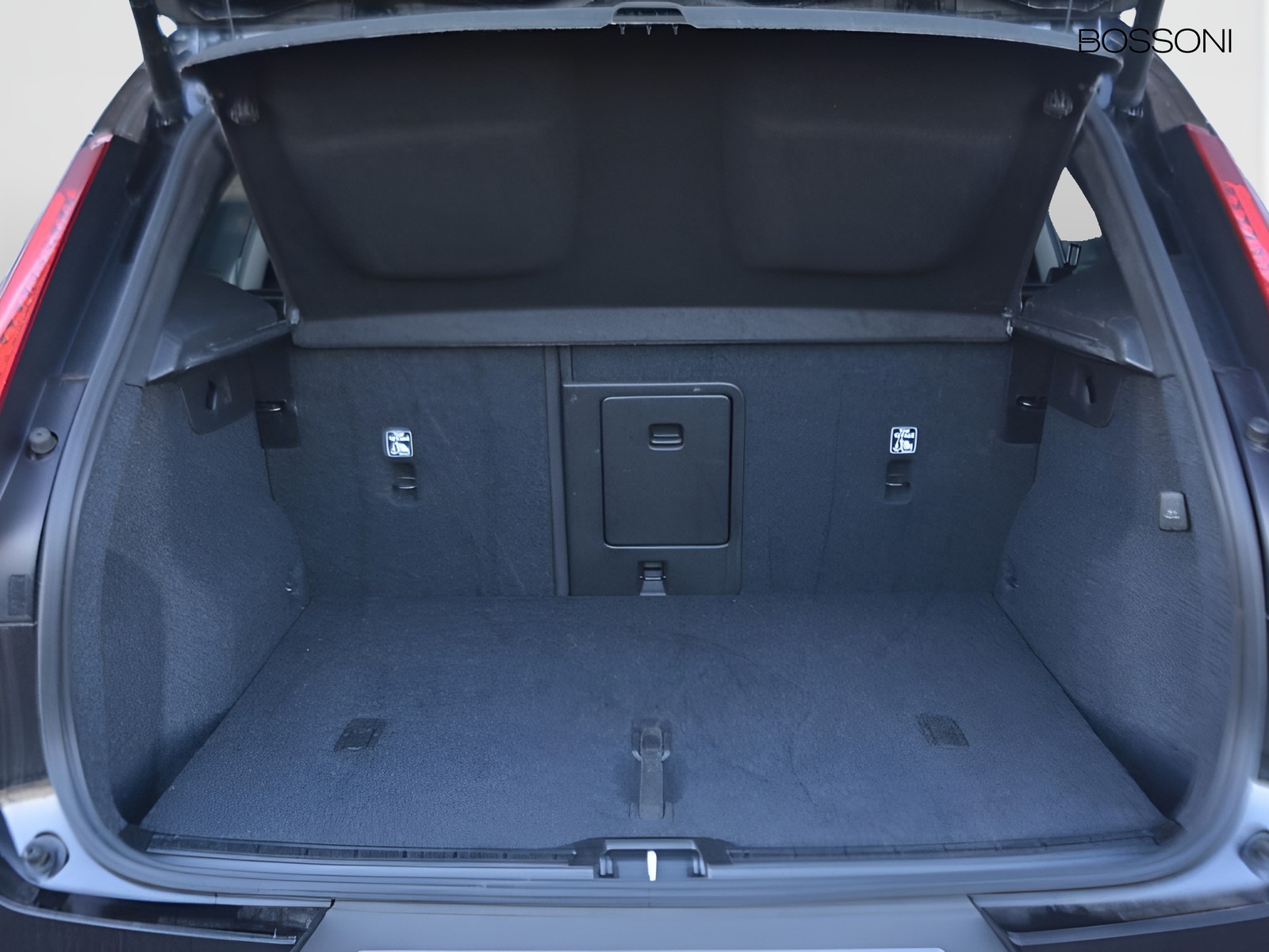 14 - Volvo XC40 2.0 b3 core automatico