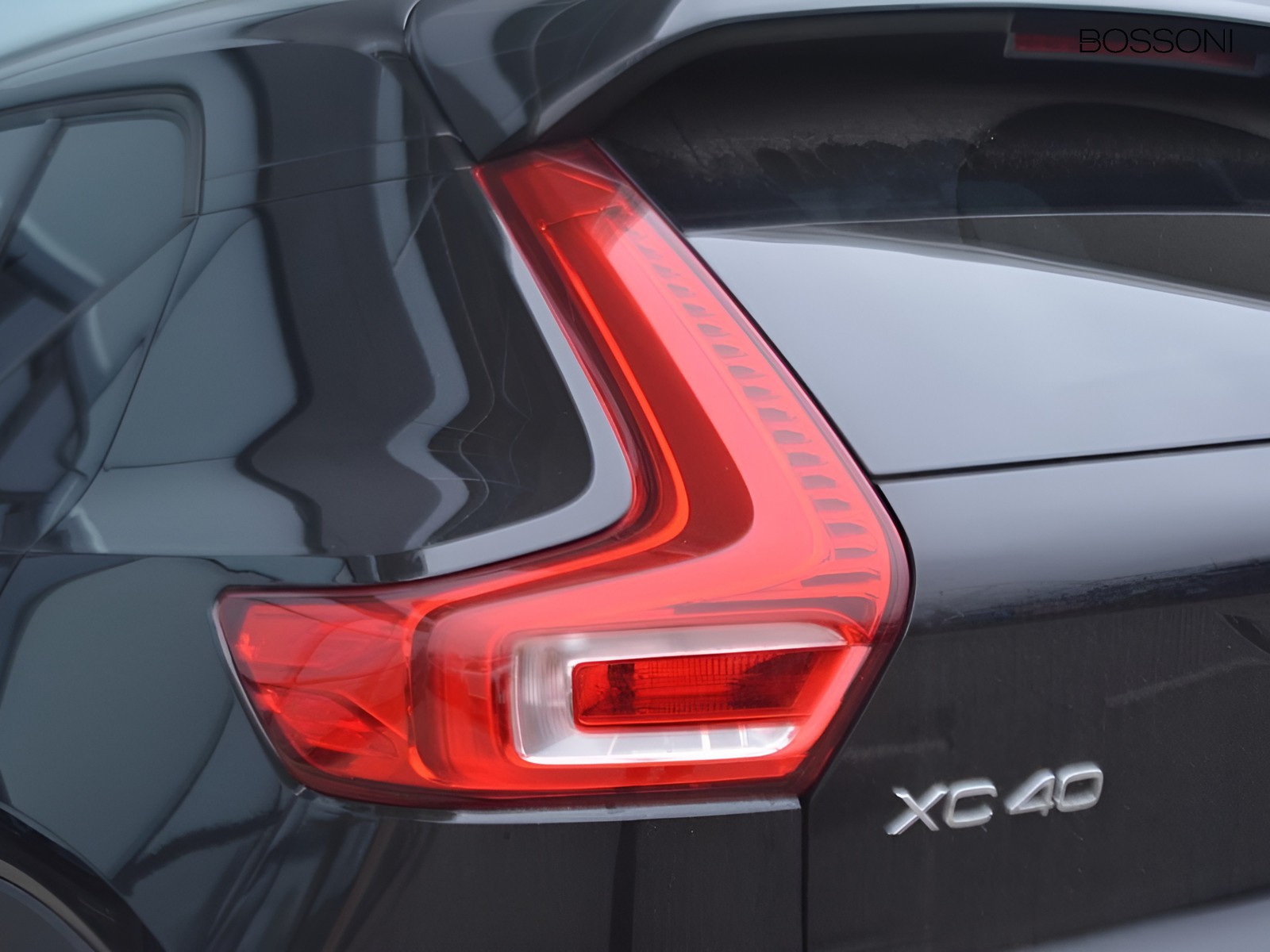 22 - Volvo XC40 2.0 b3 core automatico
