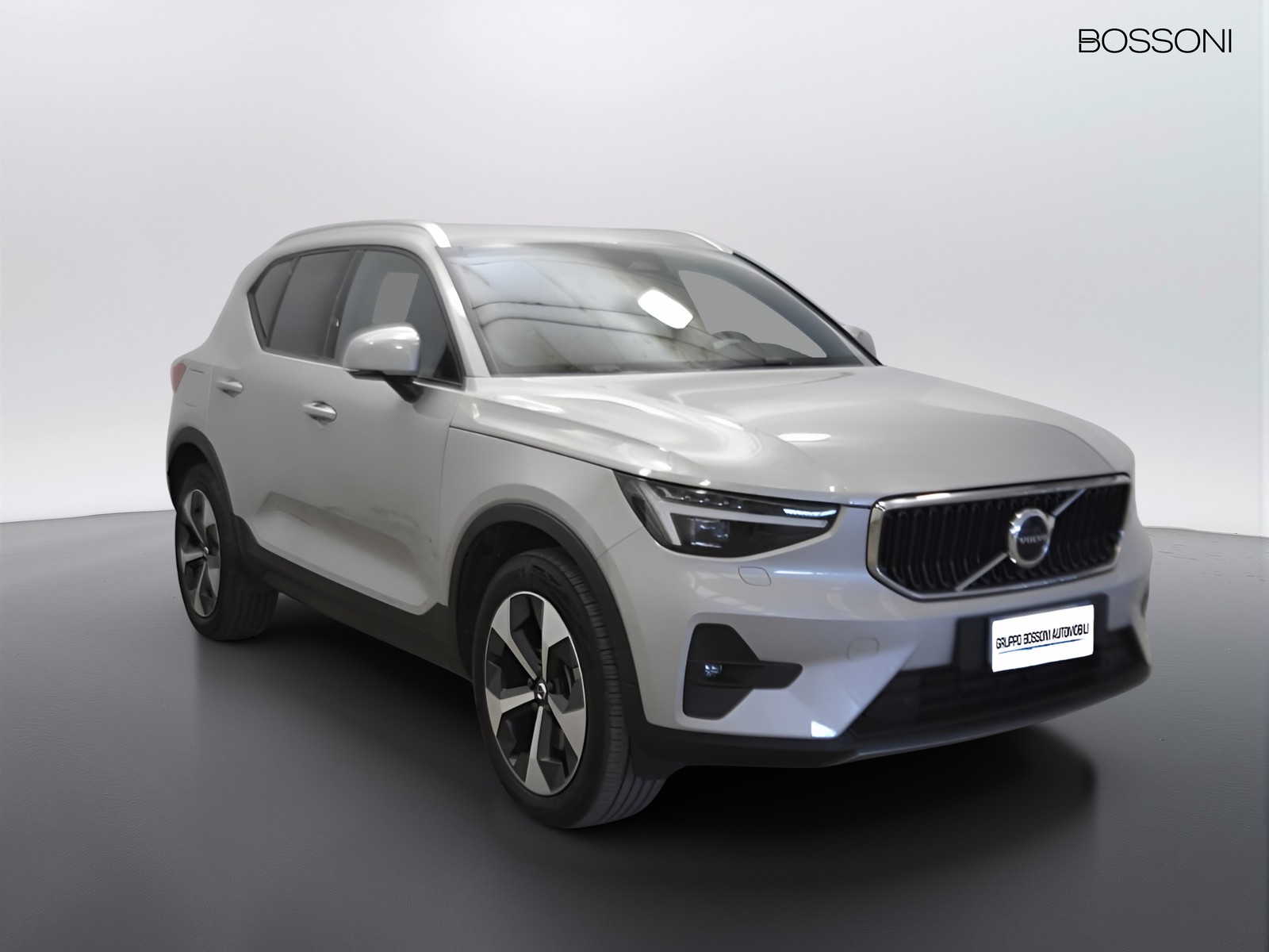 2 - Volvo XC40 2.0 b3 core automatico