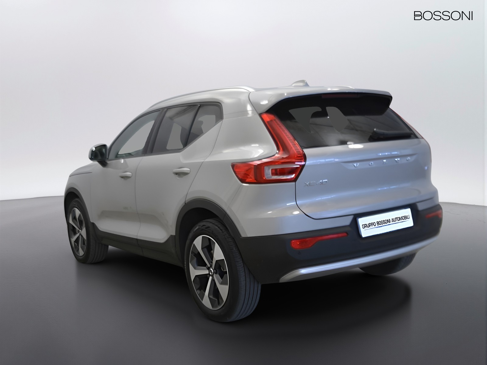 4 - Volvo XC40 2.0 b3 core automatico