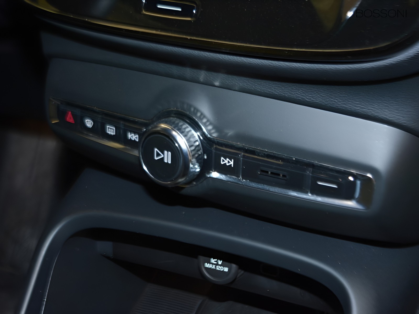 11 - Volvo XC40 2.0 b3 core automatico