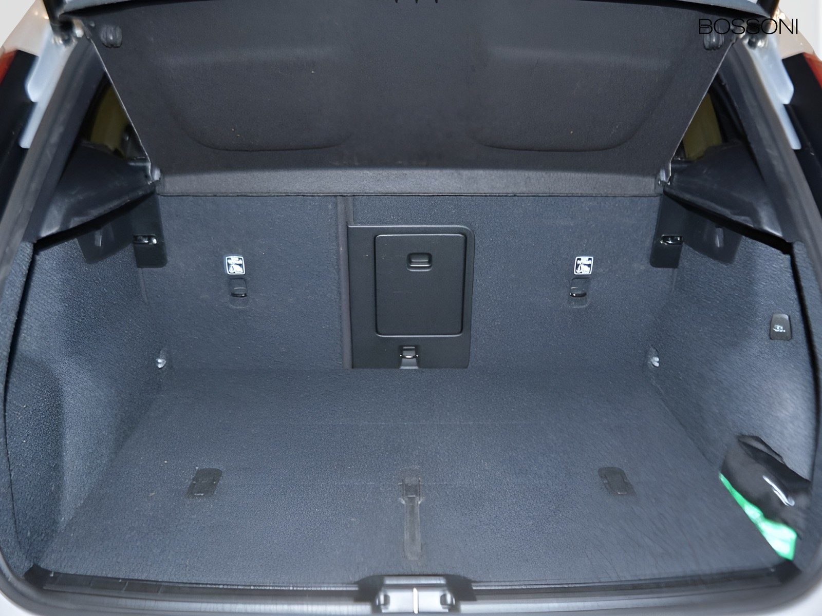 14 - Volvo XC40 2.0 b3 core automatico