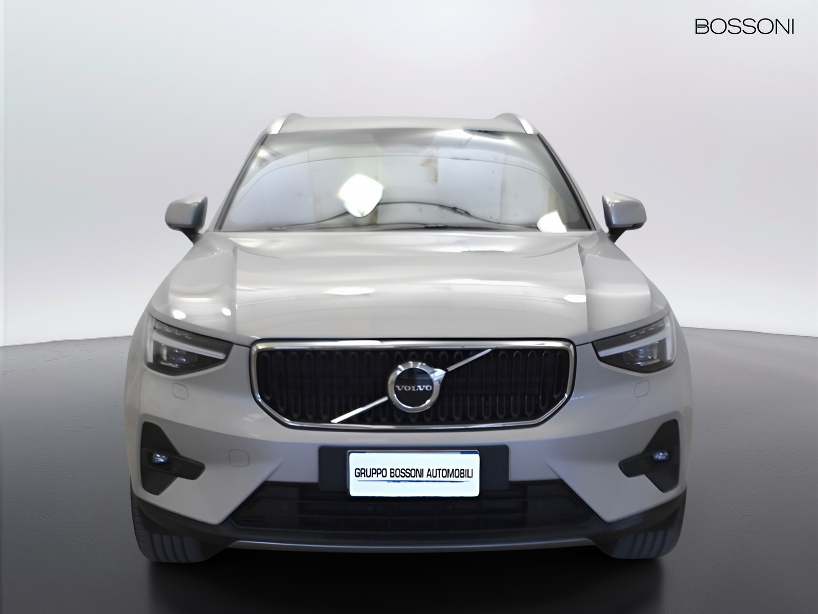18 - Volvo XC40 2.0 b3 core automatico
