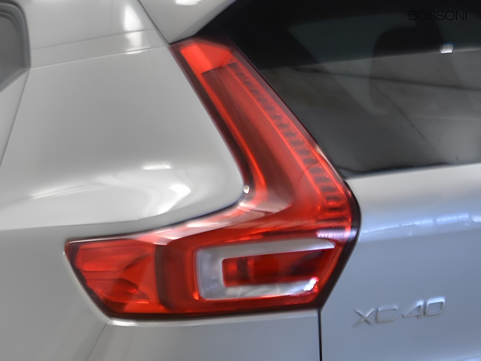 21 - Volvo XC40 2.0 b3 core automatico