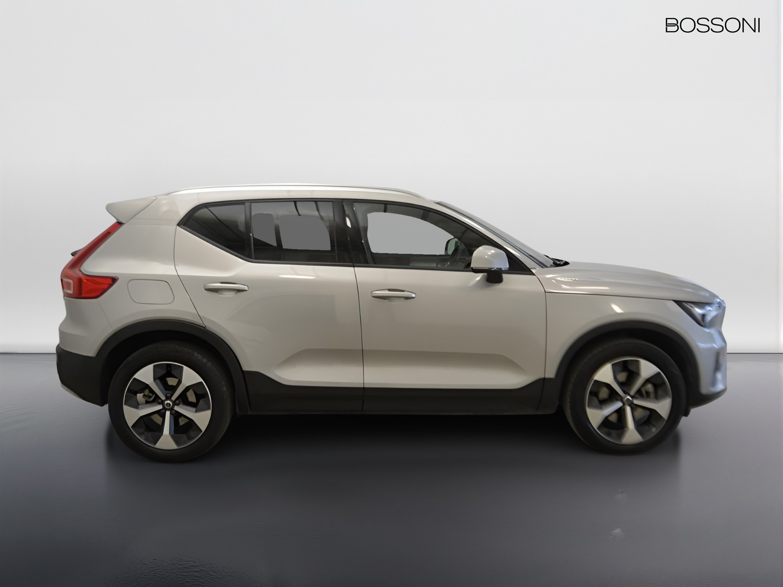 24 - Volvo XC40 2.0 b3 core automatico