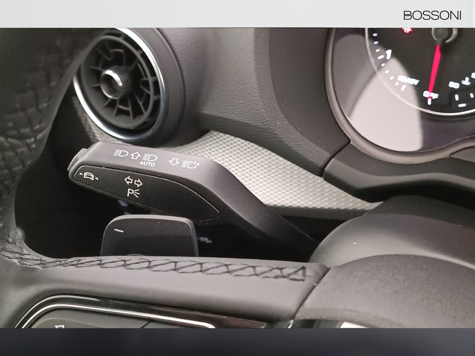 27 - Audi Q2 35 1.5 tfsi admired advanced s tronic