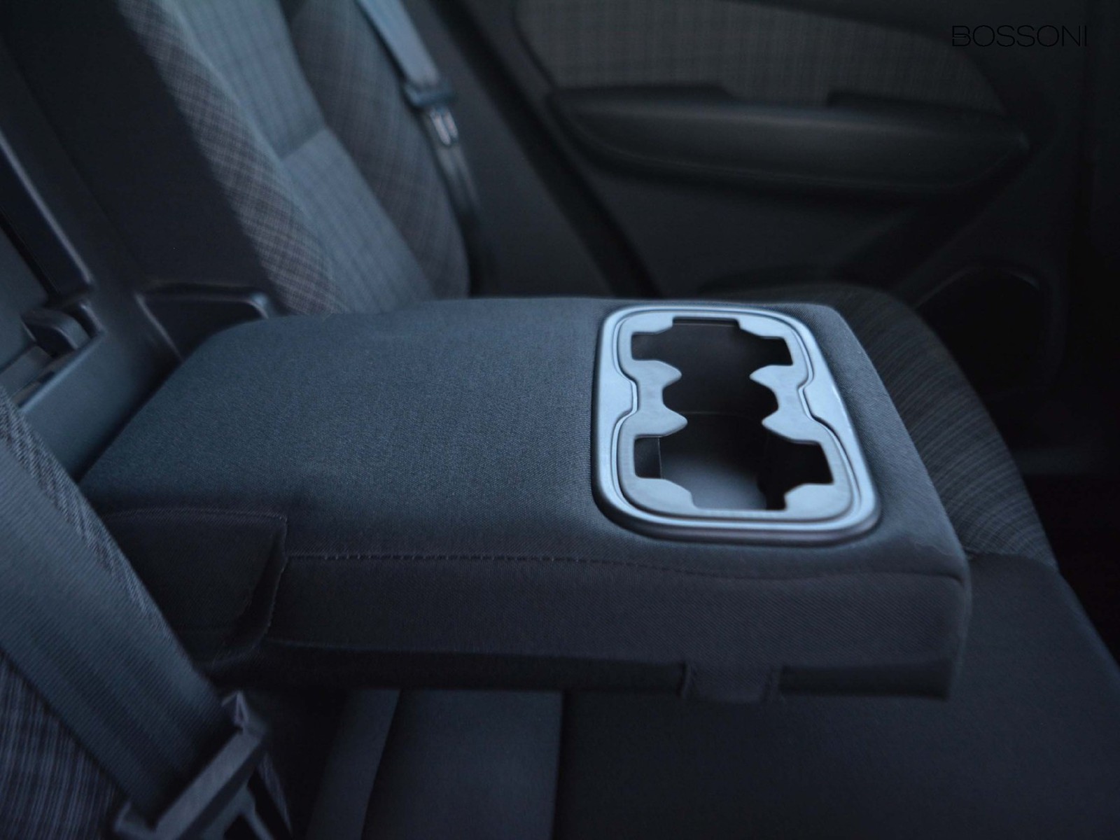 6 - Volvo XC60 2.0 b4 core automatico