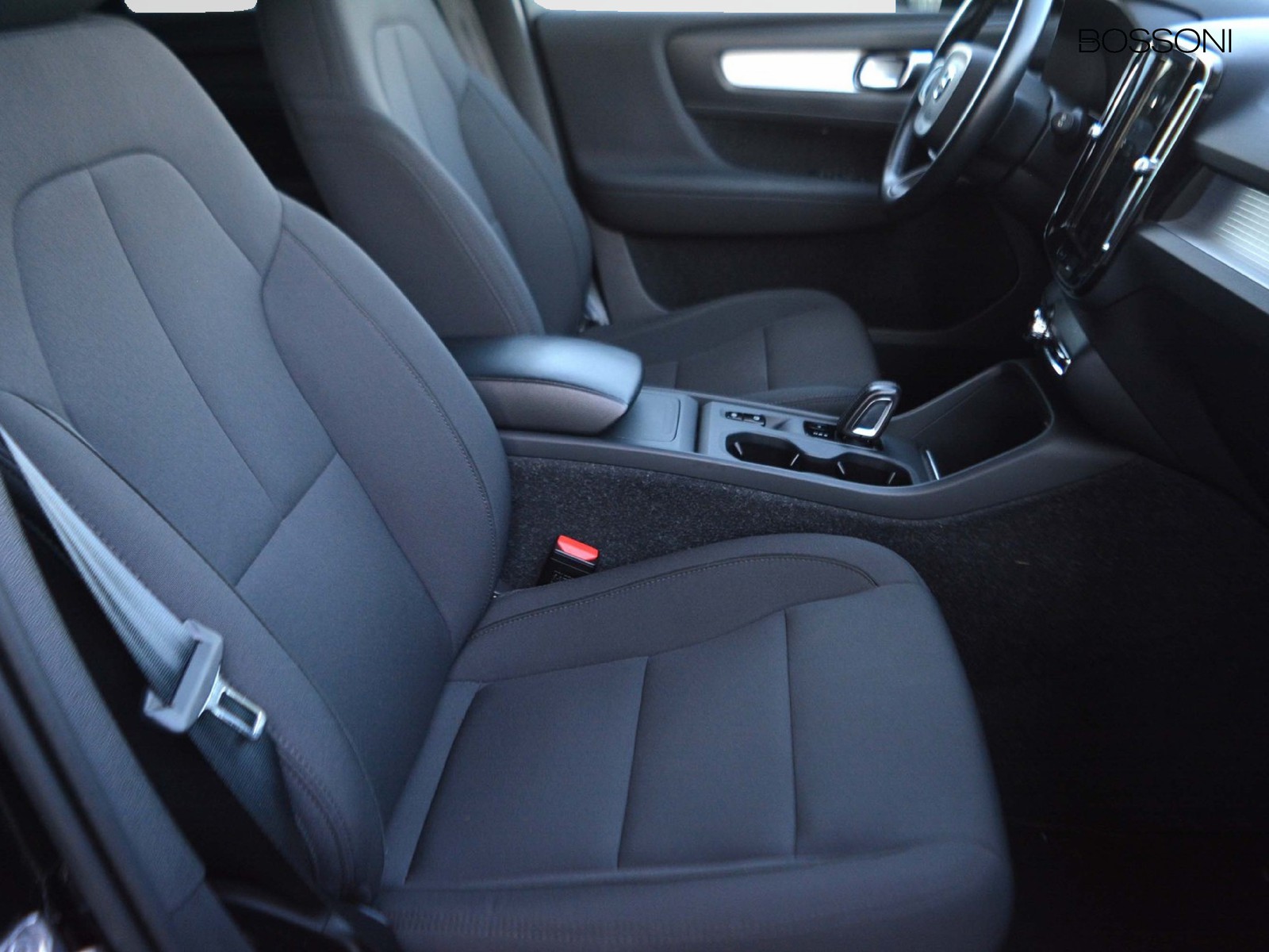 5 - Volvo XC40 1.5 t3 163cv momentum pro geartronic my21