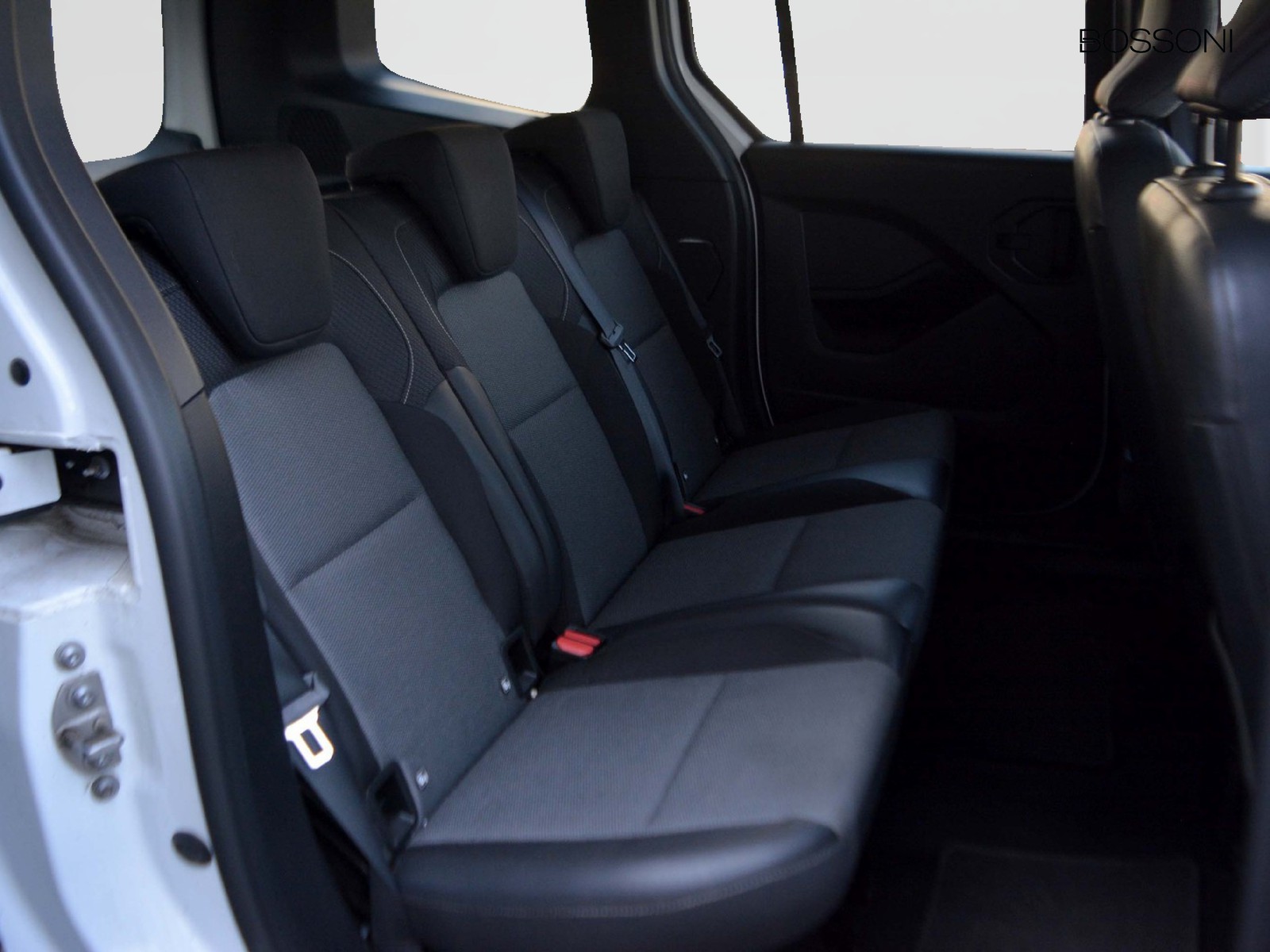 6 - Renault Kangoo 1.5 blue dci equilibre edc