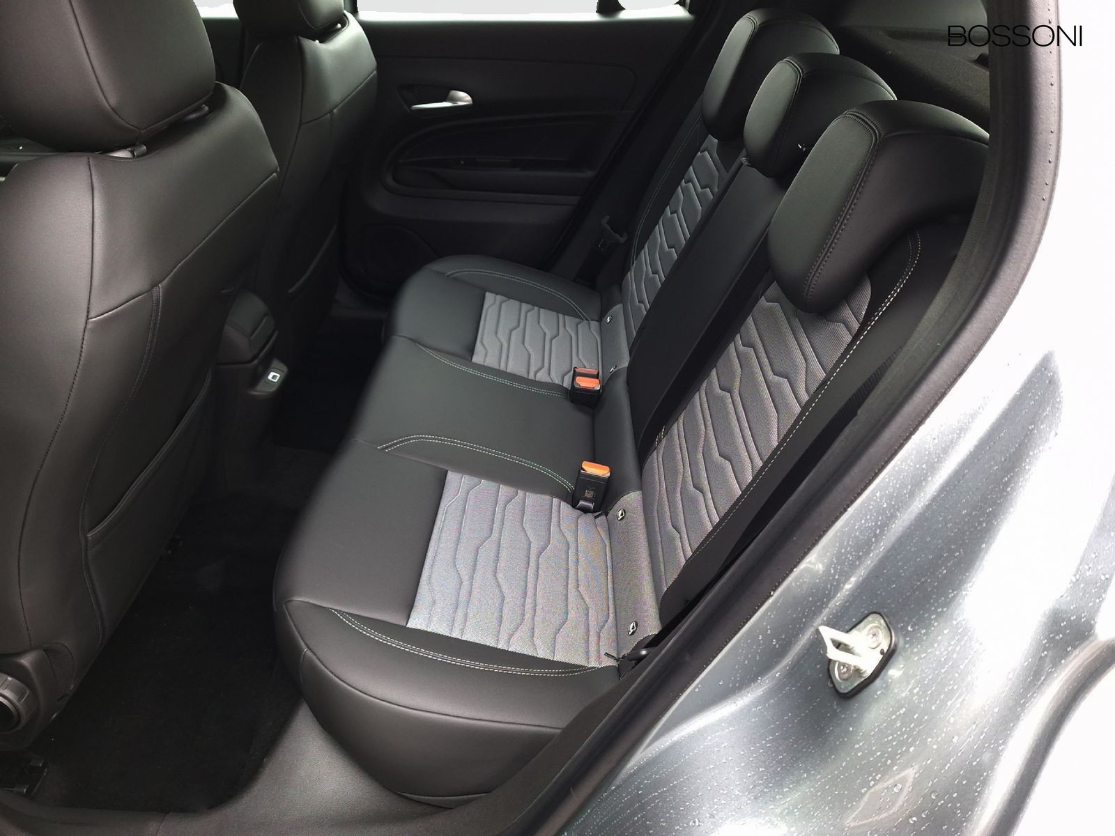 12 - Jeep Avenger 1.2 turbo e-hybrid mhev 145cv upland 4xe