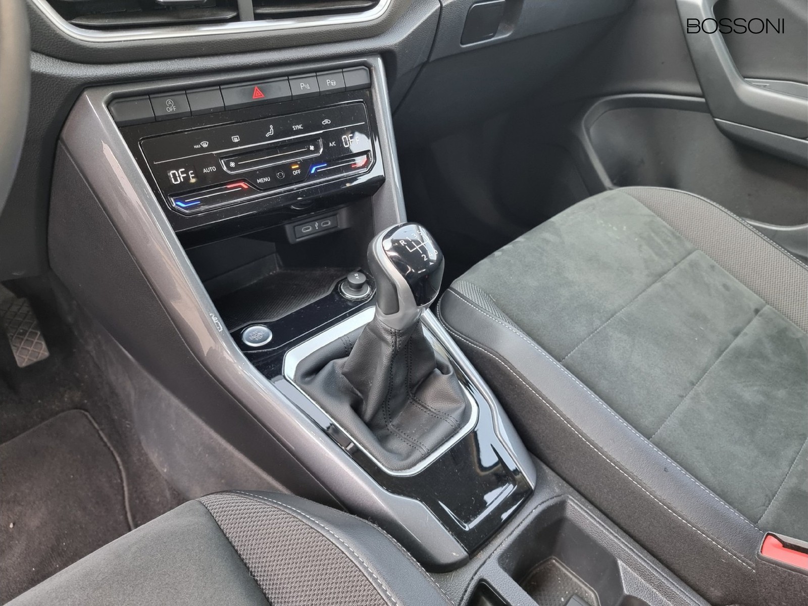 8 - Volkswagen T-Roc 1.0 tsi 110cv style