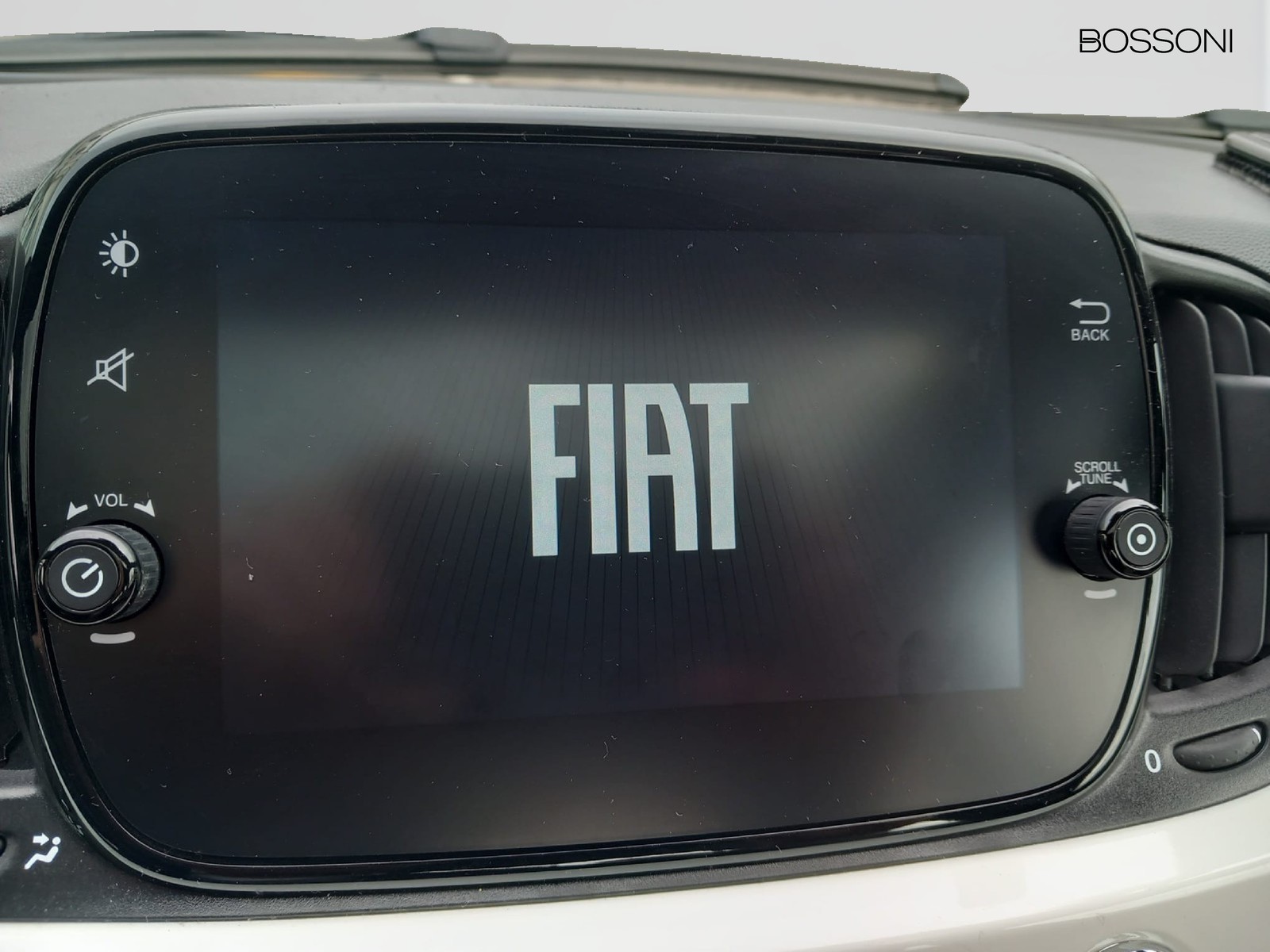 8 - Fiat 500 1.0 firefly hybrid 70cv dolcevita