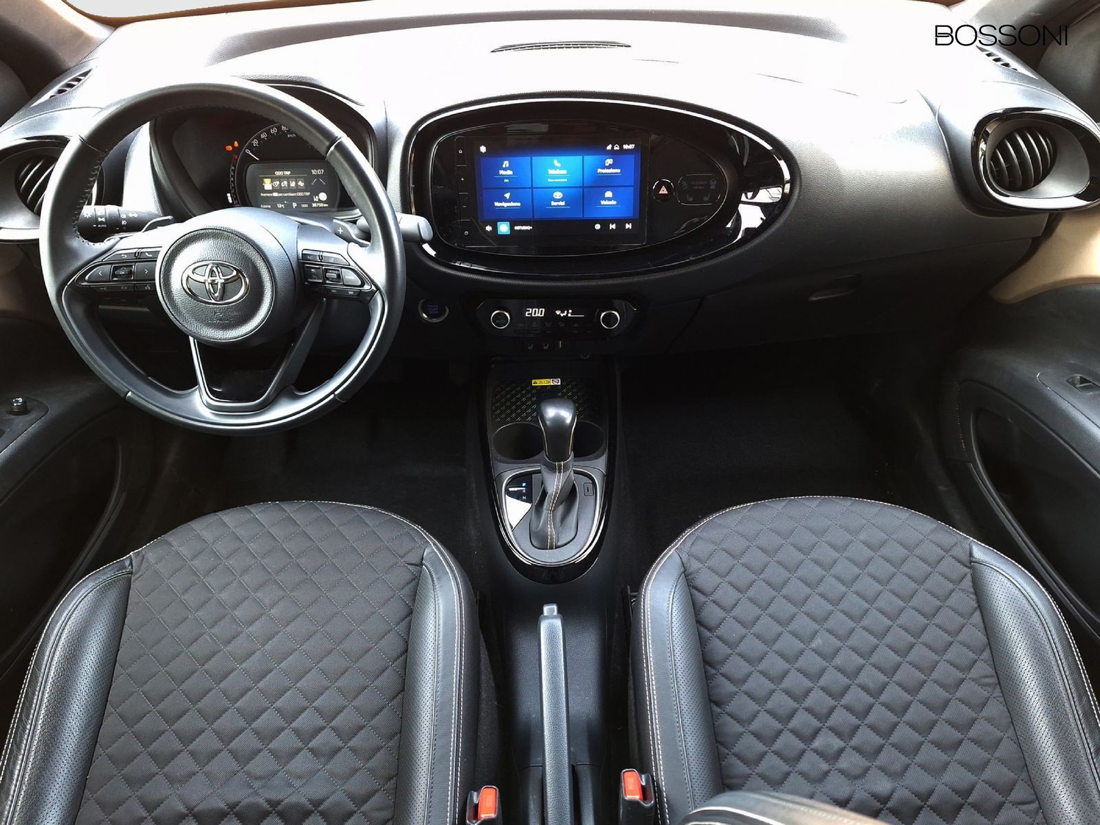 8 - Toyota Aygo x 1.0 72cv lounge s-cvt