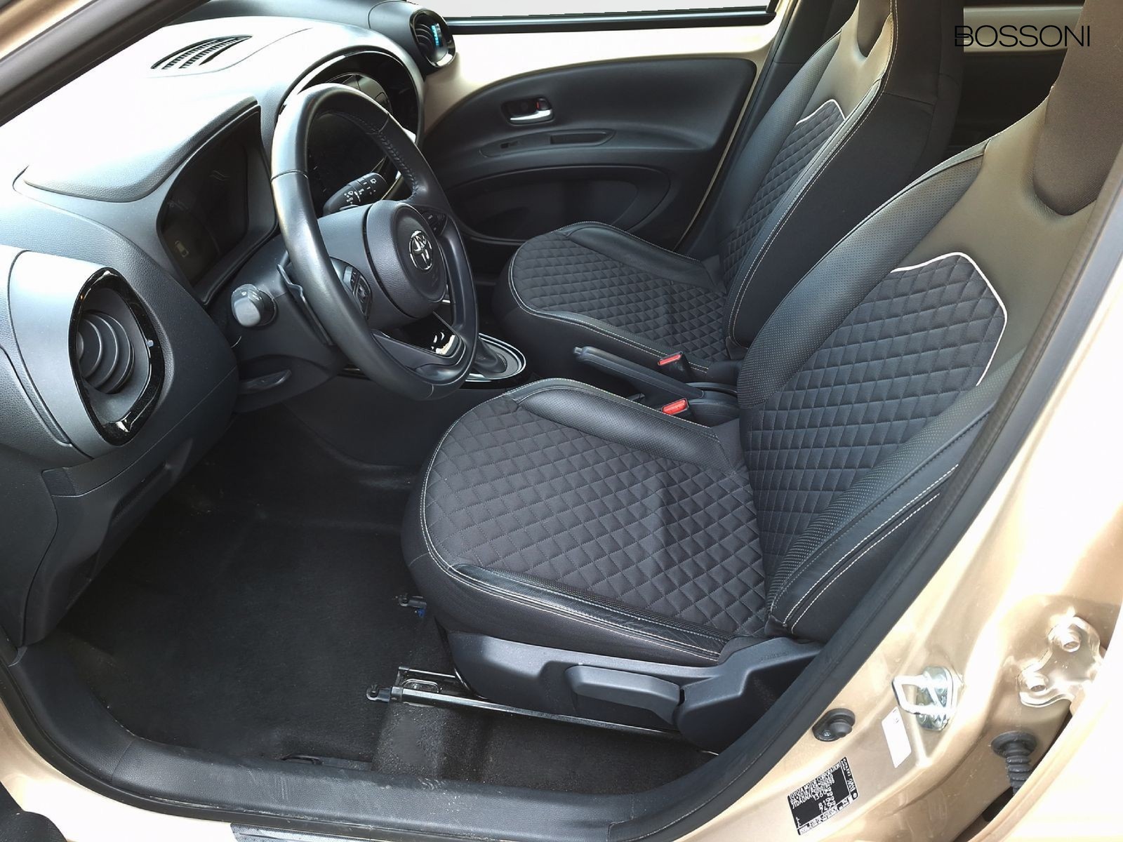 11 - Toyota Aygo x 1.0 72cv lounge s-cvt