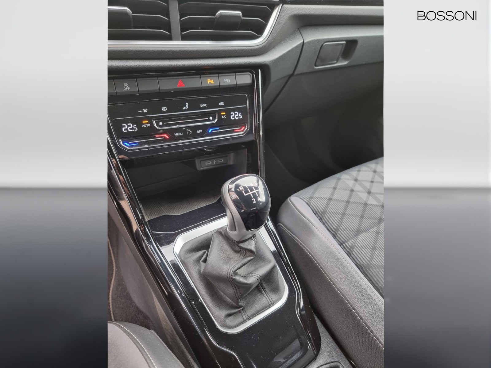 8 - Volkswagen T-Roc 1.5 tsi act r line