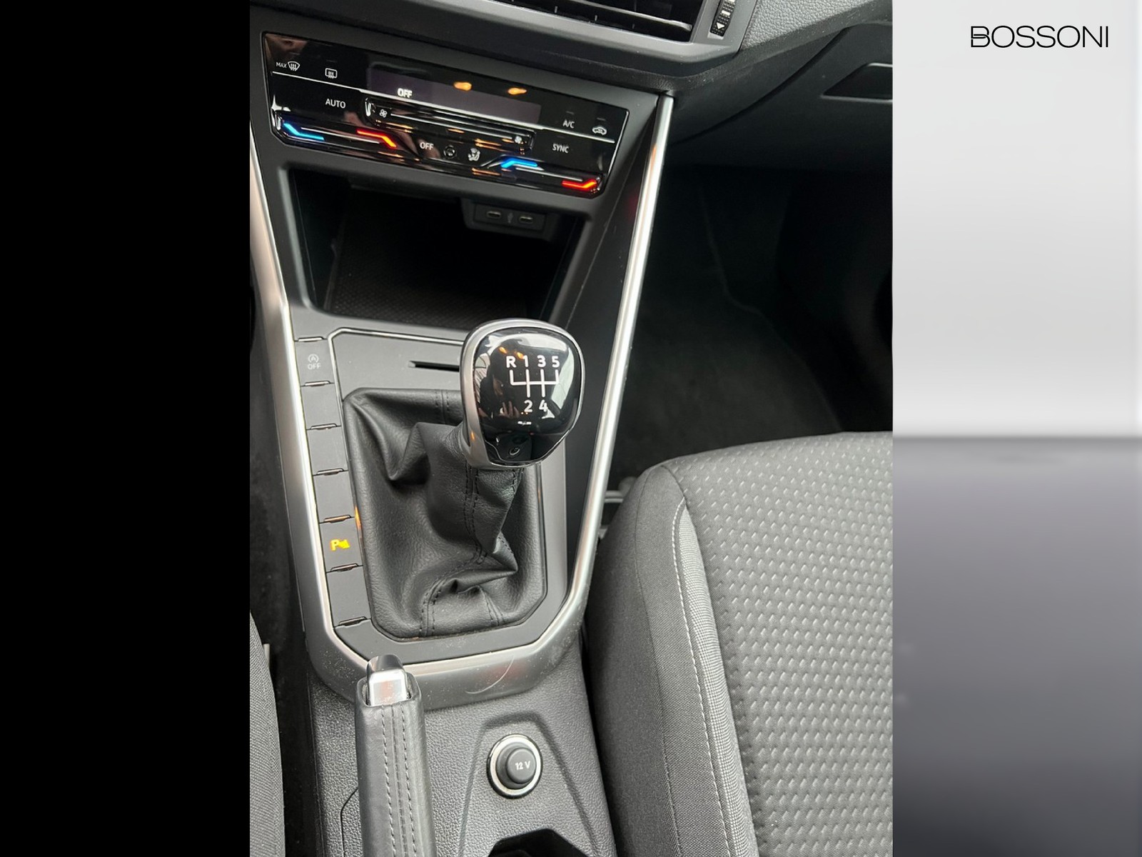 8 - Volkswagen Polo 1.0 tsi 95cv life