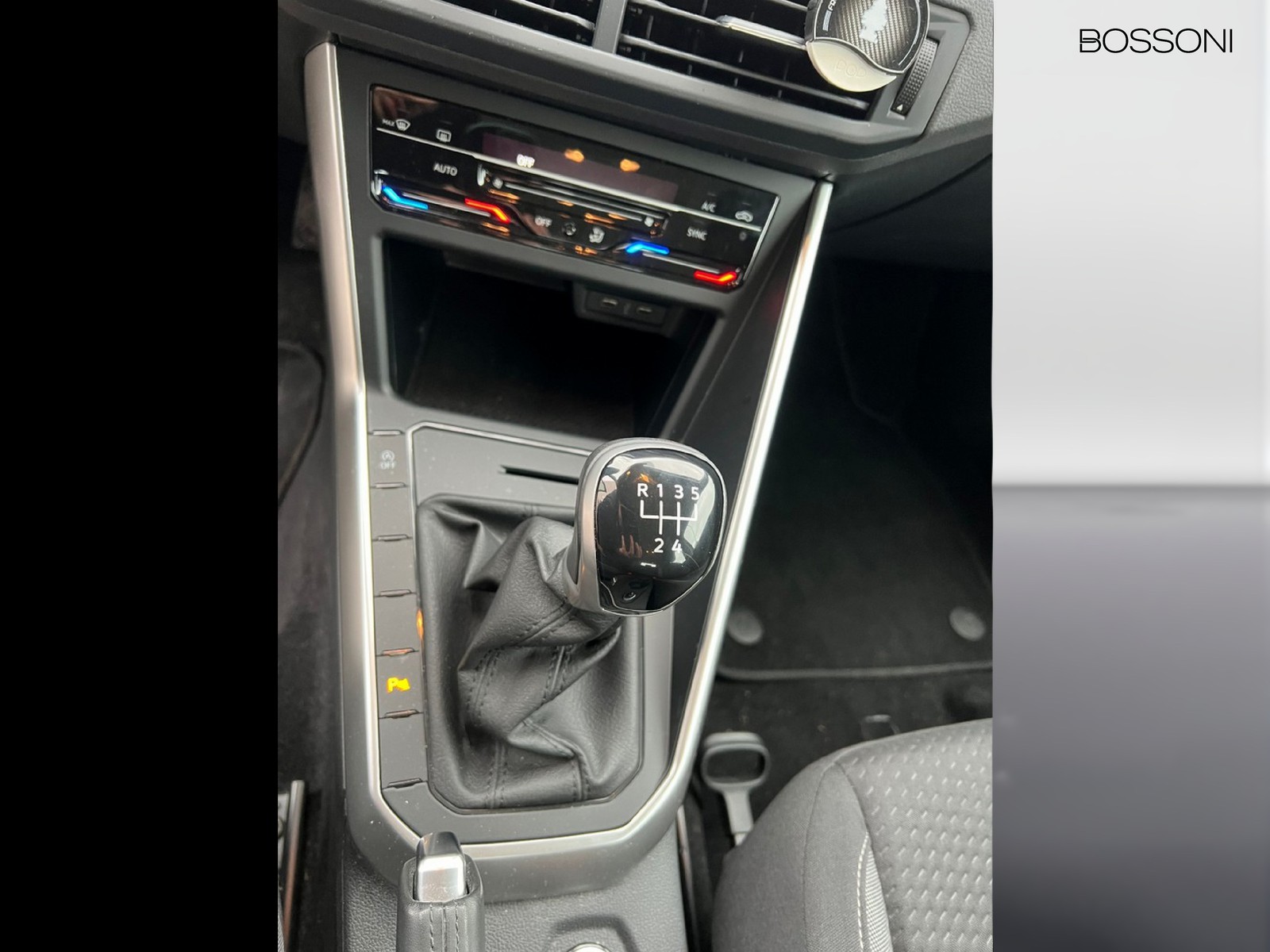 8 - Volkswagen Polo 1.0 tsi 95cv life