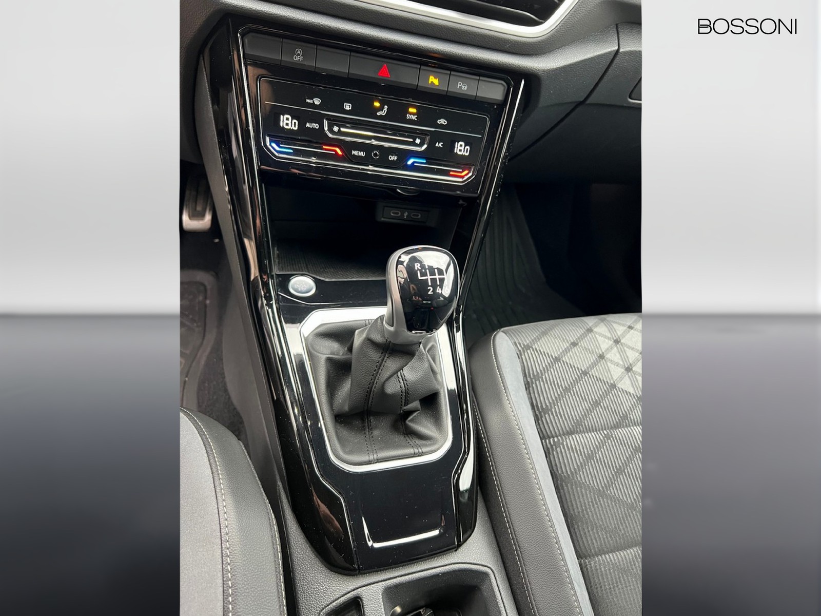 8 - Volkswagen T-Roc 1.5 tsi act r line