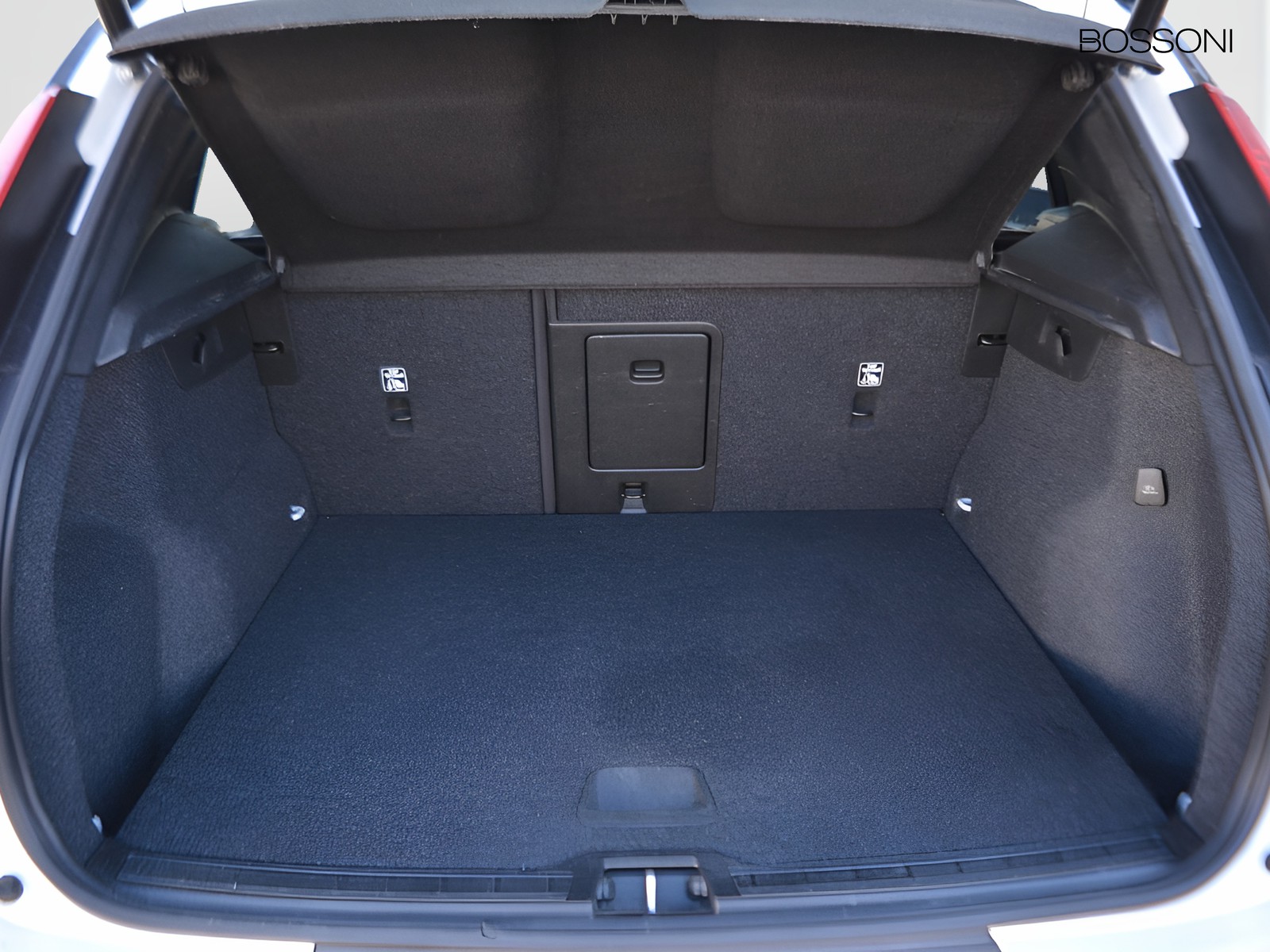 16 - Volvo XC40 1.5 t4 recharge plug-in-hybrid r-design geartronic my21