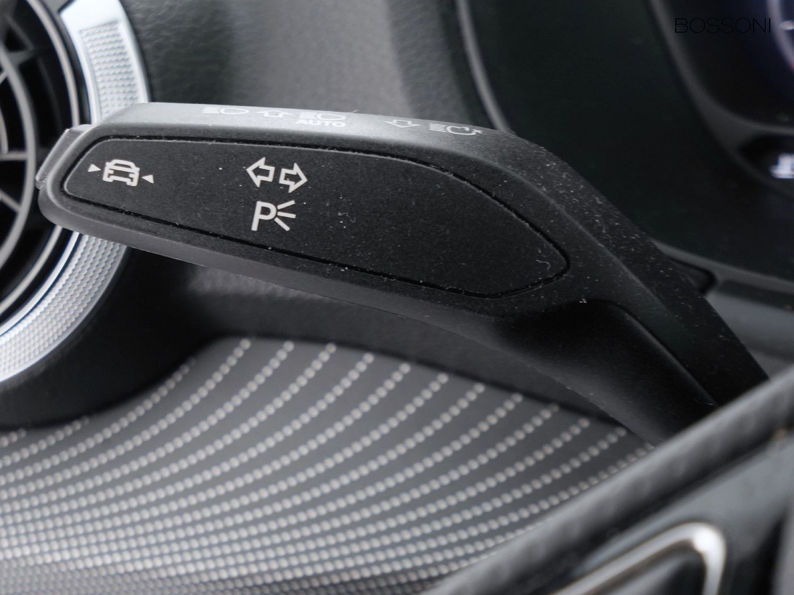 26 - Audi Q2 35 2.0 tdi identity black s tronic