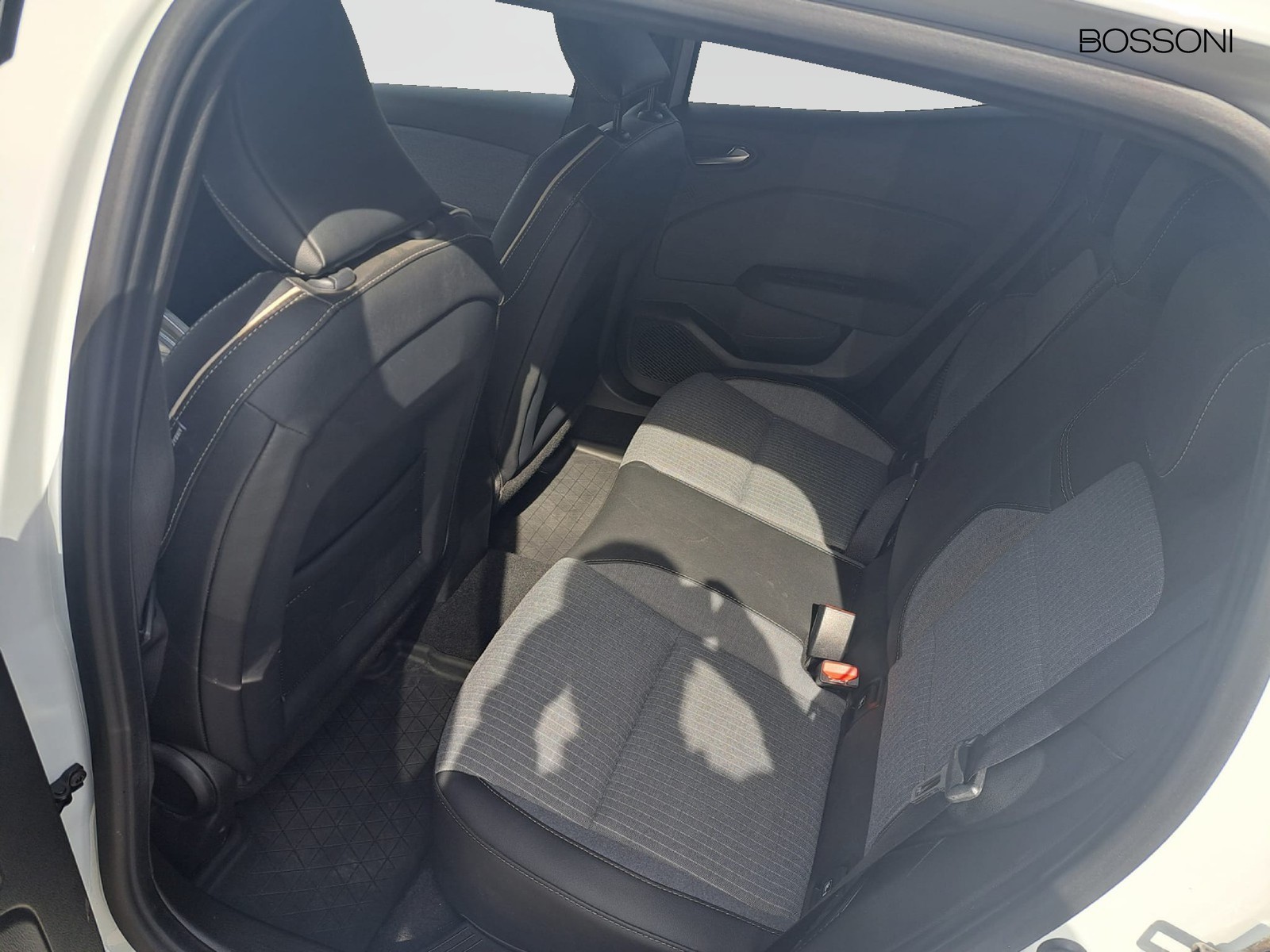 8 - Renault Clio 1.6 e-tech full hybrid techno 145cv