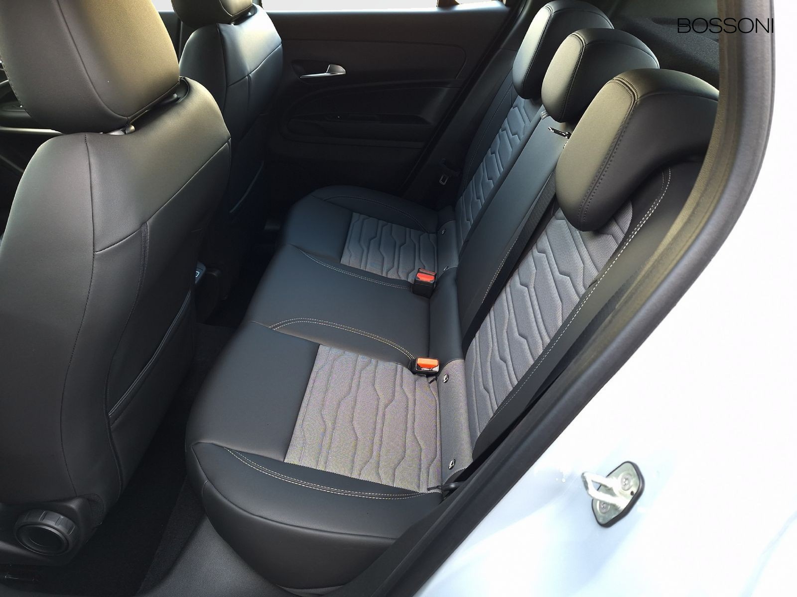 12 - Jeep Avenger 1.2 turbo e-hybrid mhev 145cv upland 4xe