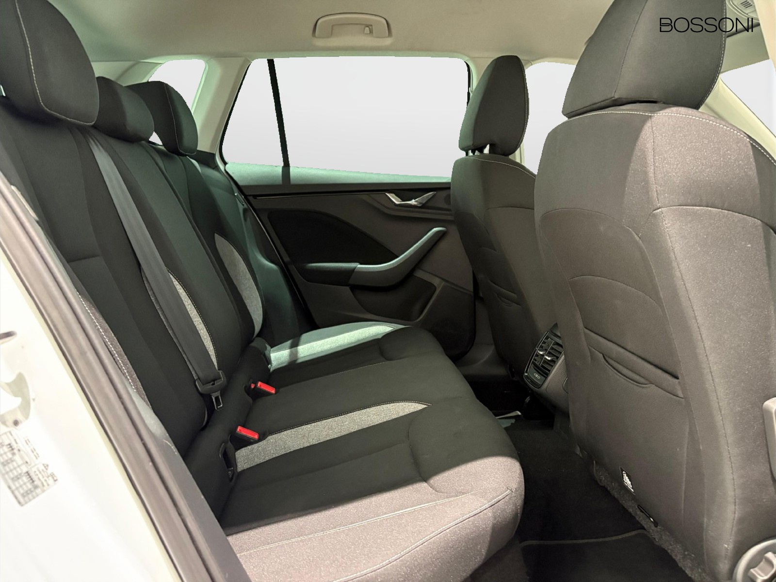 9 - Skoda Kamiq 1.0 tsi 115cv black dots