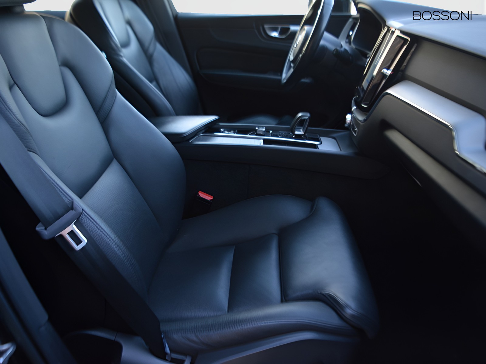 5 - Volvo XC60 2.0 b4 plus dark awd automatico