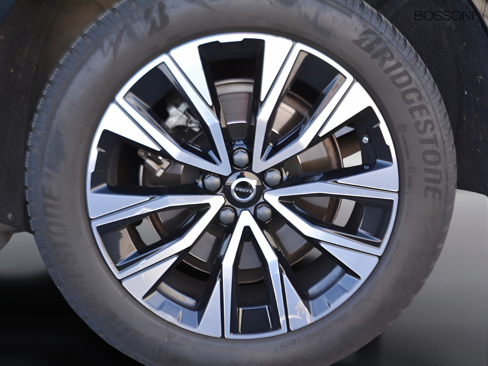 17 - Volvo XC60 2.0 b4 plus dark awd automatico