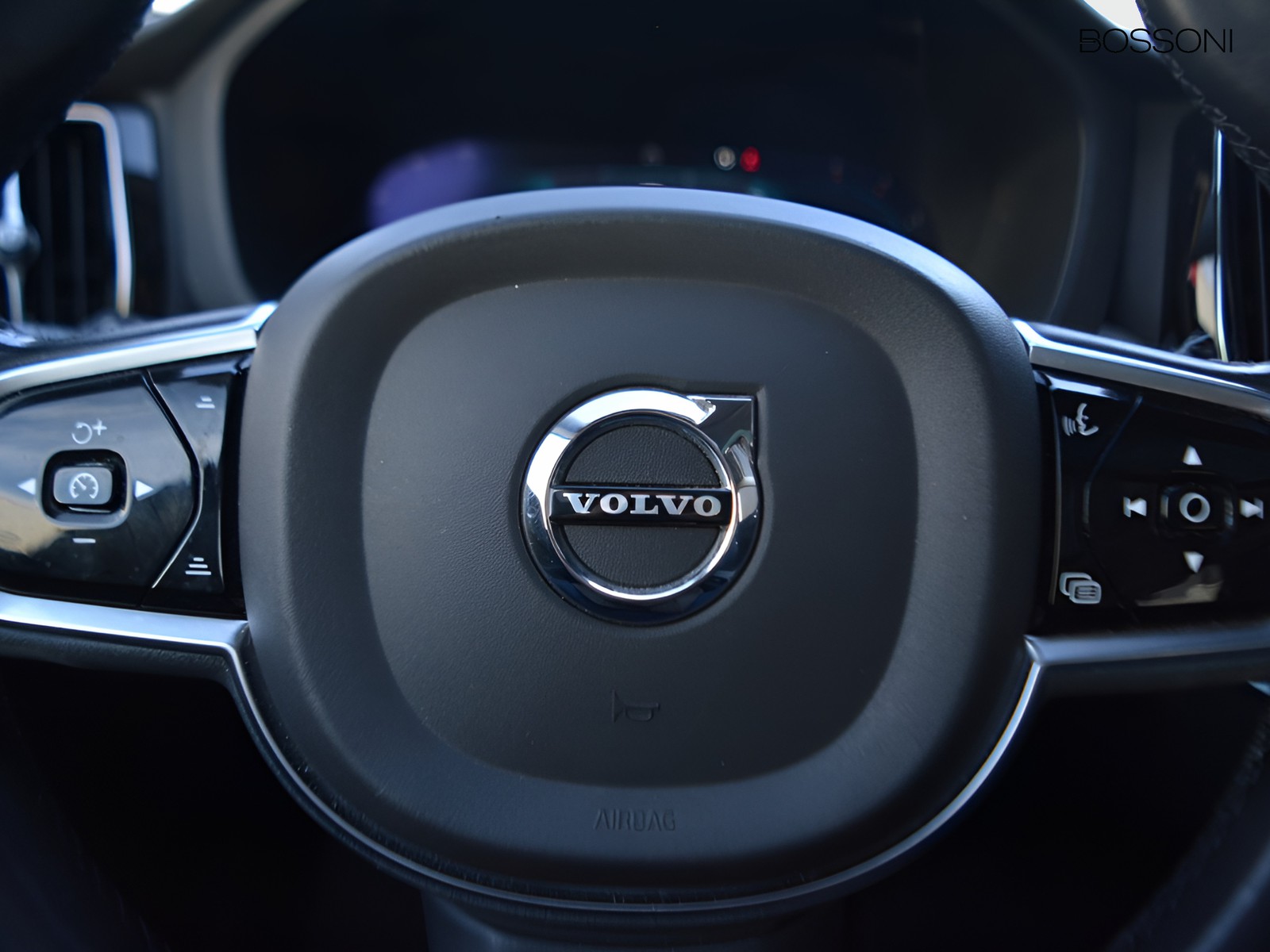 18 - Volvo XC60 2.0 b4 plus dark awd automatico