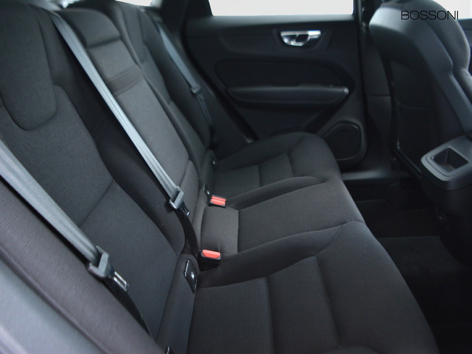 8 - Volvo XC60 2.0 b4 momentum awd geartronic my20