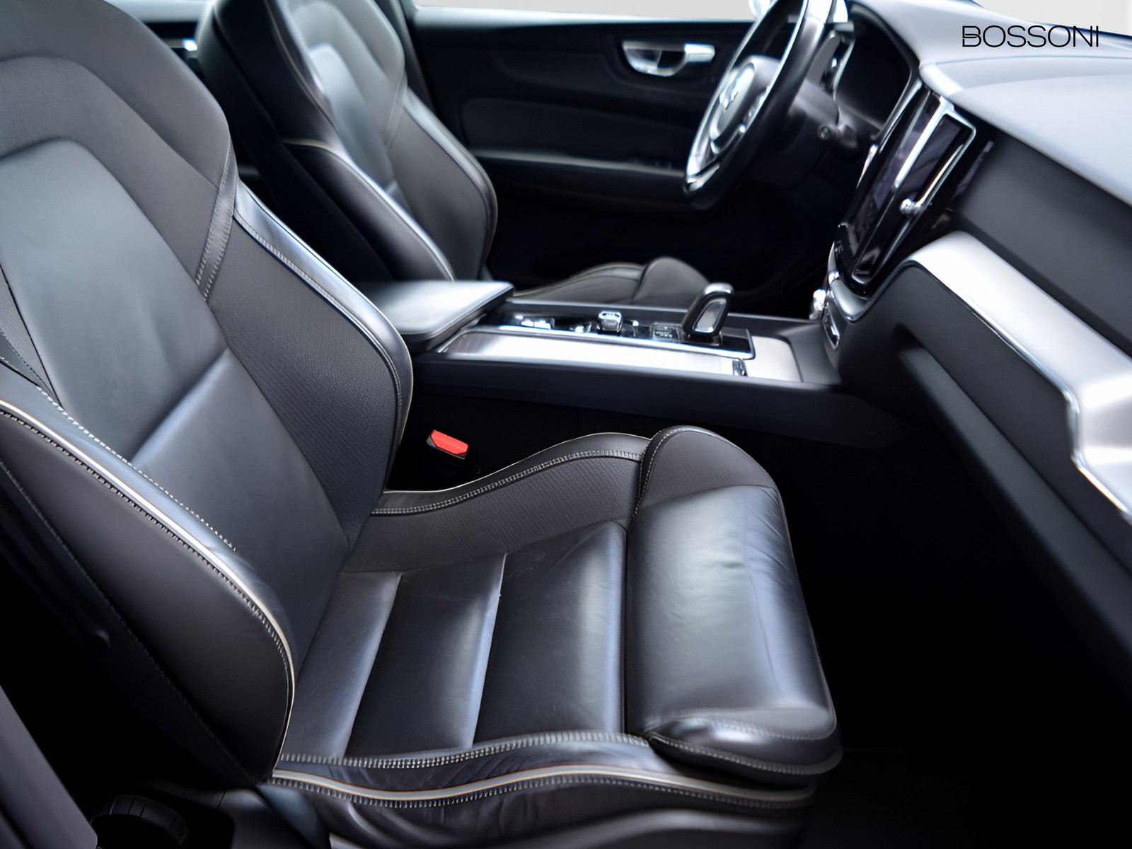 6 - Volvo XC60 2.0 t6 plug-in-hybrid r-design awd geartronic