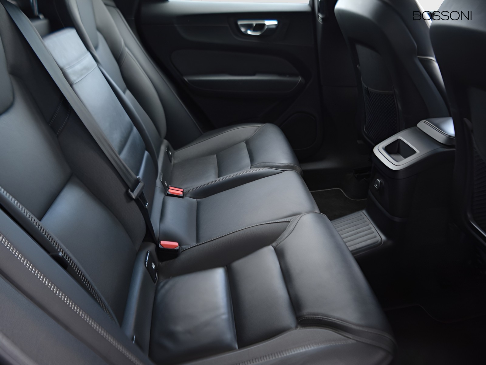 8 - Volvo XC60 2.0 t6 plug-in-hybrid r-design awd geartronic