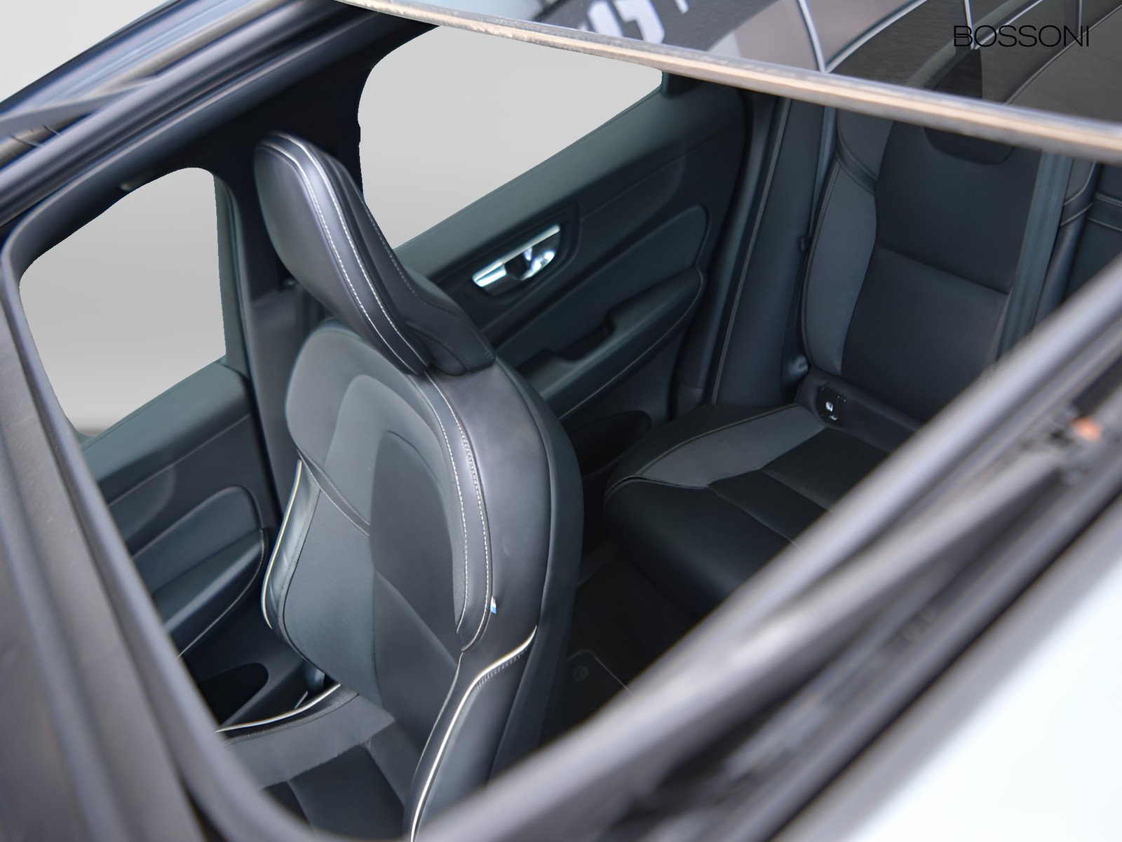 16 - Volvo XC60 2.0 t6 plug-in-hybrid r-design awd geartronic