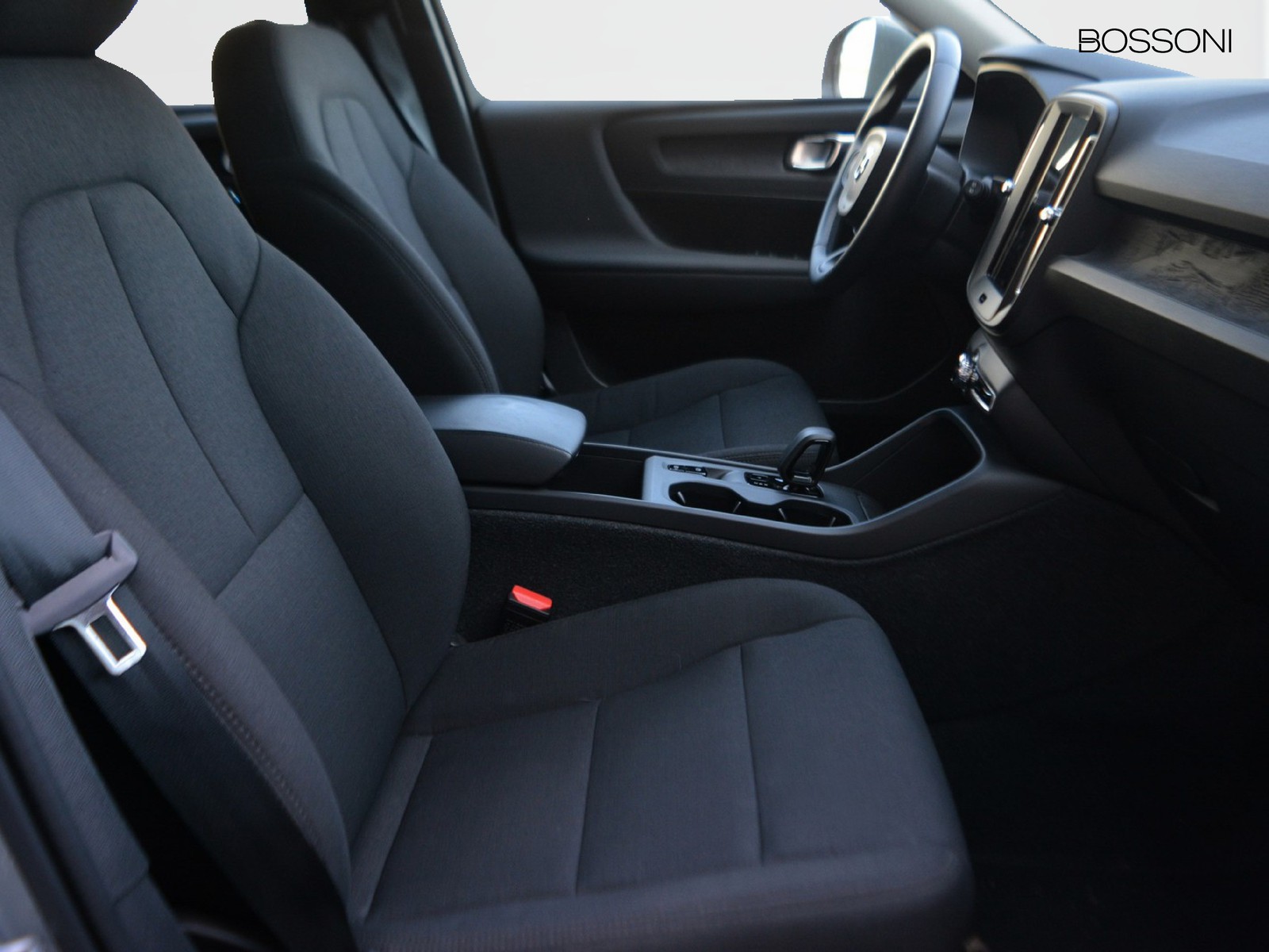 6 - Volvo XC40 2.0 b3 essential automatico