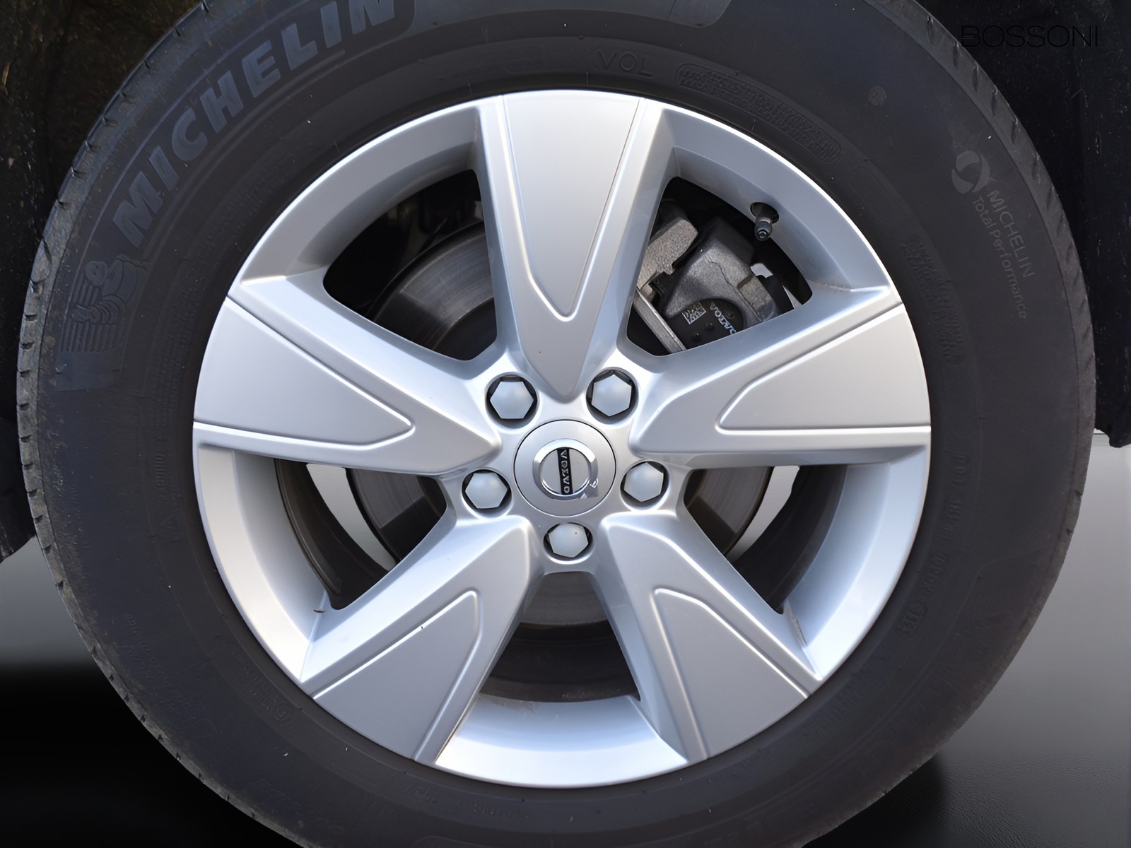 16 - Volvo XC40 2.0 b3 essential automatico