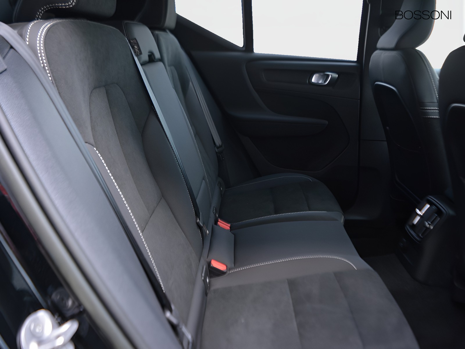 8 - Volvo XC40 1.5 t4 recharge plug-in-hybrid plus dark automatico