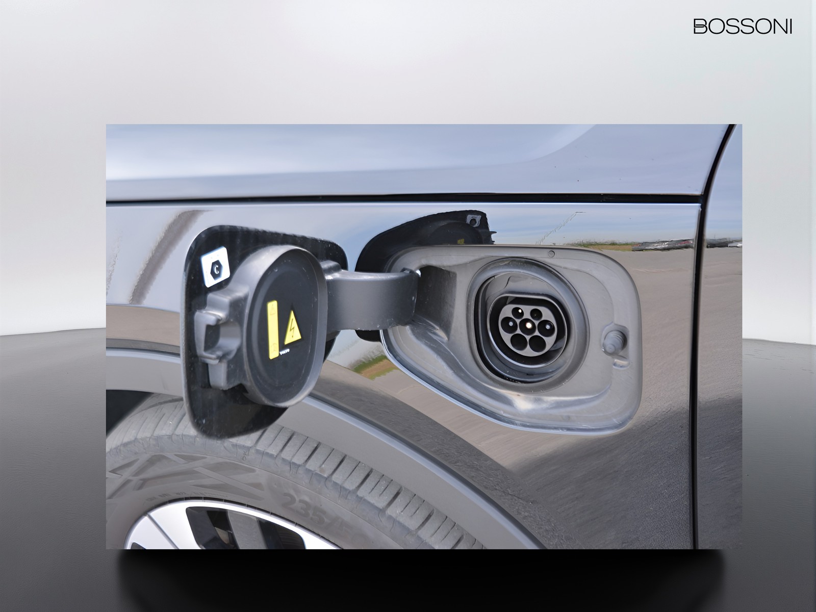 15 - Volvo XC40 1.5 t4 recharge plug-in-hybrid plus dark automatico