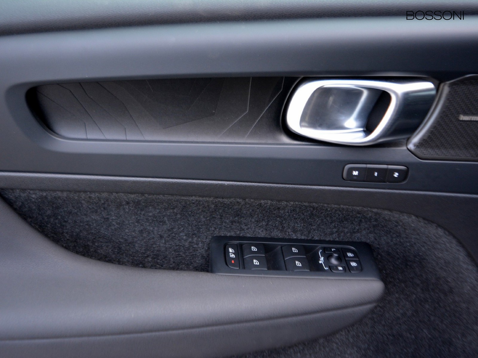 16 - Volvo XC40 1.5 t4 recharge plug-in-hybrid plus dark automatico