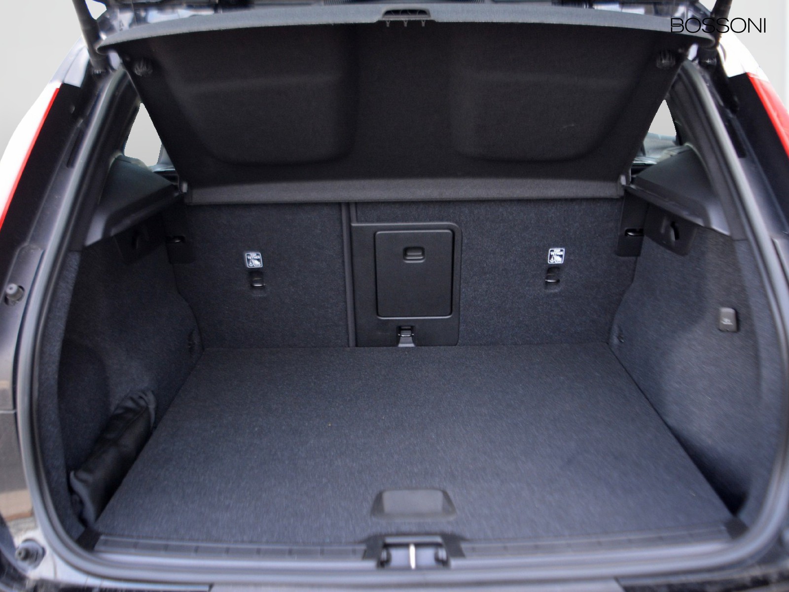 17 - Volvo XC40 1.5 t4 recharge plug-in-hybrid plus dark automatico