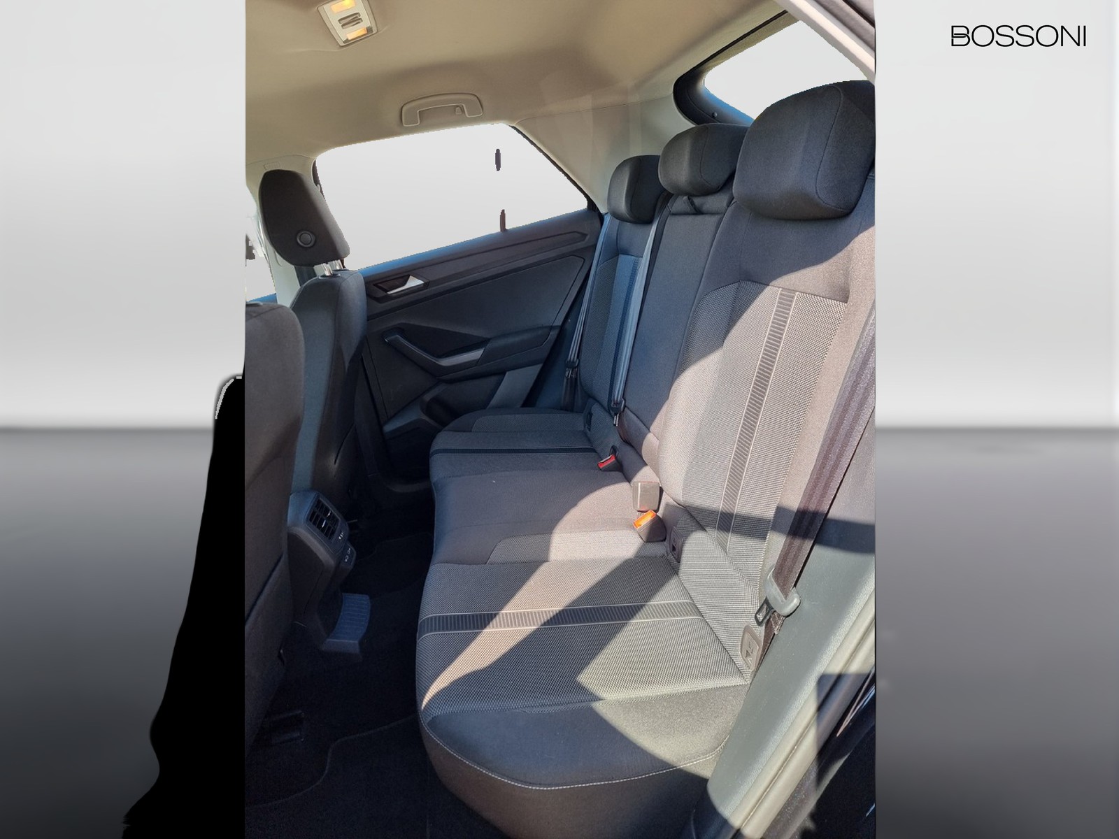 8 - Volkswagen T-Roc 2.0 tdi scr 115cv life