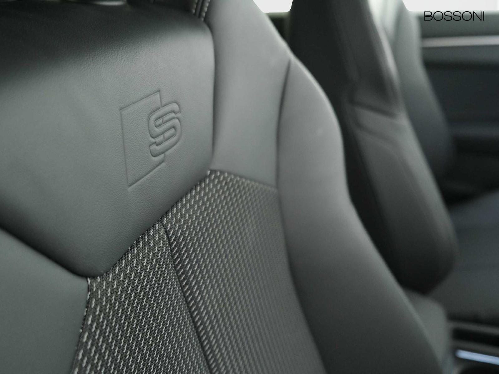 32 - Audi Q3 35 2.0 tdi s line edition s tronic