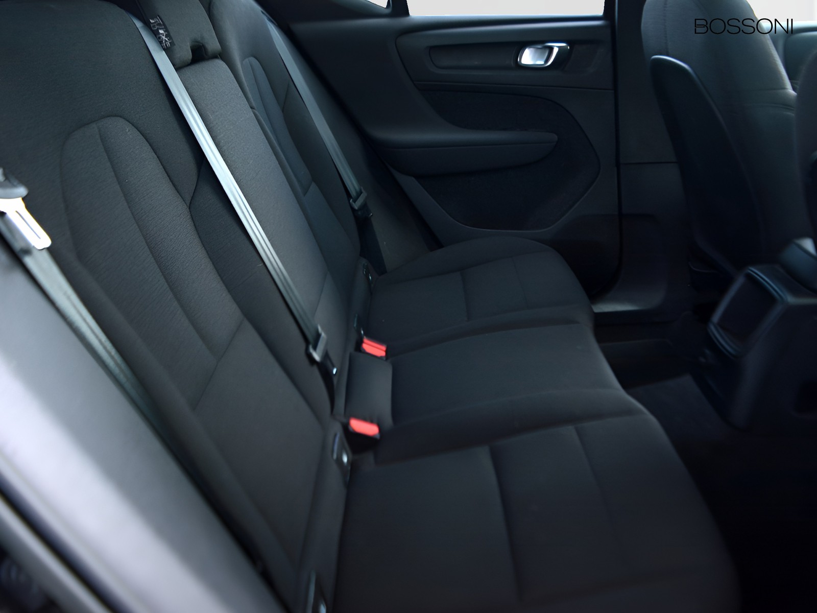 8 - Volvo XC40 1.5 t4 recharge plug-in-hybrid essential automatico
