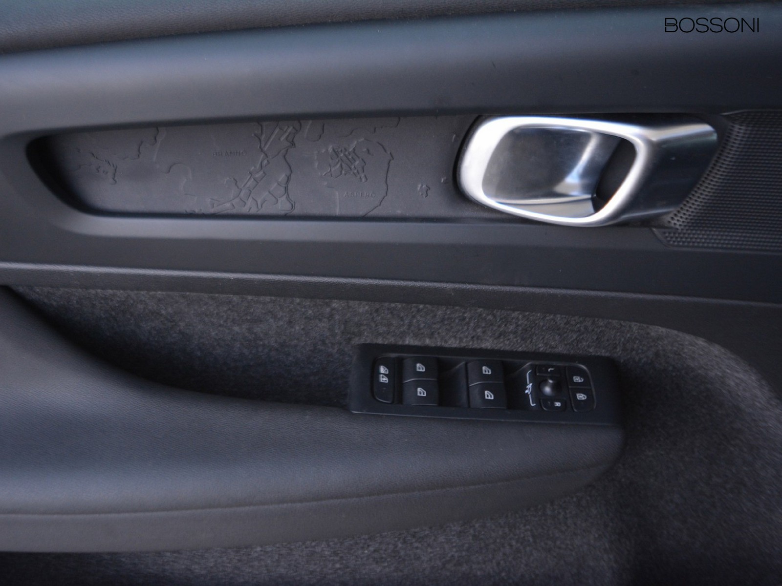 16 - Volvo XC40 1.5 t4 recharge plug-in-hybrid essential automatico