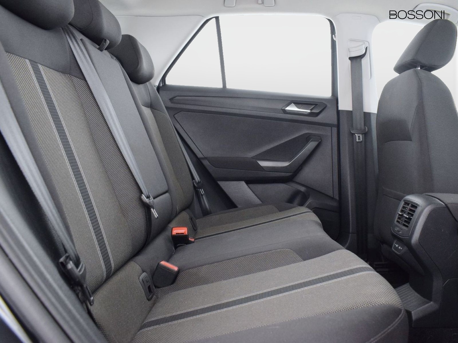 9 - Volkswagen T-Roc 1.0 tsi 110cv style