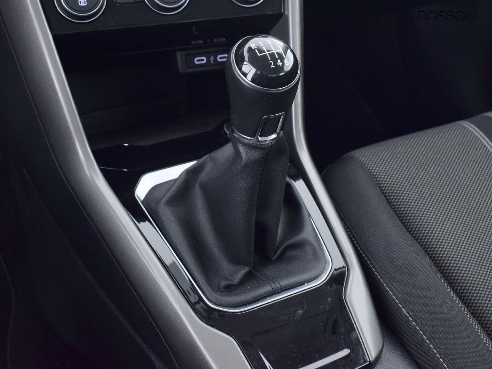 22 - Volkswagen T-Roc 1.0 tsi 110cv style