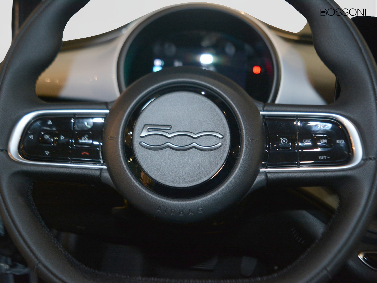 9 - Fiat 500 500e 42 kwh entry pack tech