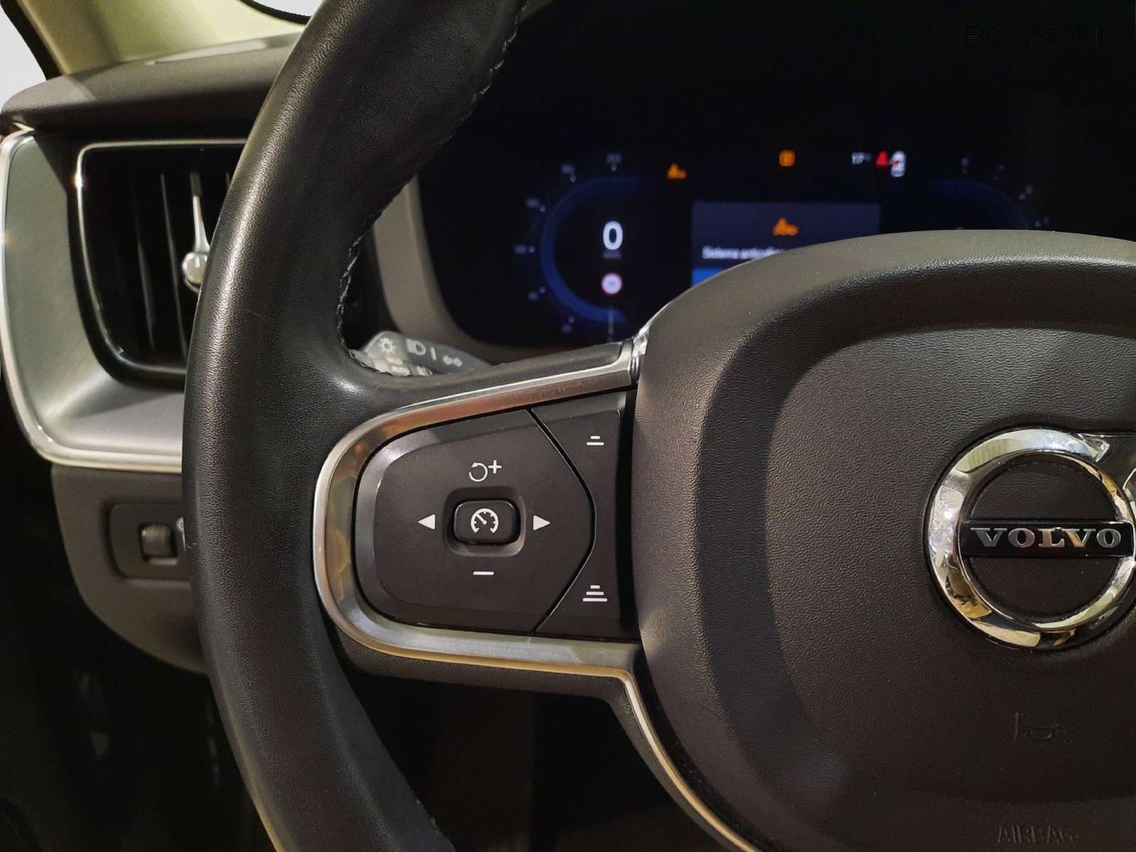16 - Volvo XC60 2.0 b4 momentum pro automatico